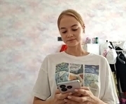 dustidickirson is a 18 year old female webcam sex model.