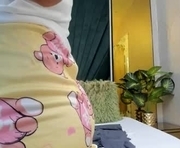 alanna_foxx_ is a  year old female webcam sex model.