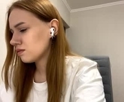 paulinelejune is a 18 year old female webcam sex model.