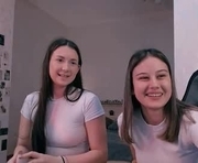 duaoppa is a 18 year old couple webcam sex model.