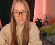 alexispeach is a 18 year old female webcam sex model.