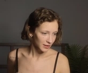 aa______ is a 18 year old female webcam sex model.