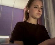 jodyallenson is a 18 year old female webcam sex model.