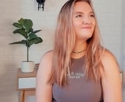 jameshayertz is a 18 year old female webcam sex model.