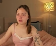 catanadick is a 19 year old female webcam sex model.