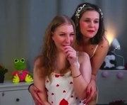 octaviahartnell is a 19 year old couple webcam sex model.