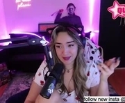 quiincy is a  year old female webcam sex model.