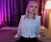 madzakiayakaya is a 19 year old female webcam sex model.