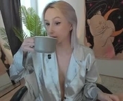 kittie_luvv is a 18 year old female webcam sex model.