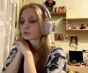 maybelleensminger is a 19 year old female webcam sex model.
