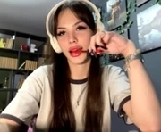 alinedifede is a 18 year old female webcam sex model.