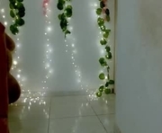 daphne737629 is a  year old female webcam sex model.