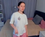 ardithhawkinson is a 18 year old female webcam sex model.