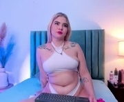 saracruuz is a 23 year old female webcam sex model.