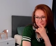 solaundree is a 18 year old female webcam sex model.