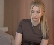 ashleyniko is a 18 year old female webcam sex model.