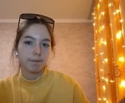 meitomsich is a 18 year old female webcam sex model.