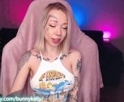 bunnykelly is a 18 year old female webcam sex model.