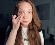 cute_charisma is a 19 year old female webcam sex model.