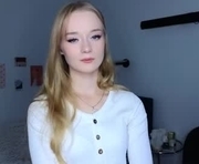 slaayyyy is a 18 year old female webcam sex model.