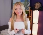 alinadoran is a 18 year old female webcam sex model.