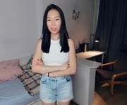 darinaweis is a 18 year old female webcam sex model.