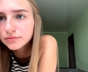 jinnyjaquins is a 18 year old female webcam sex model.