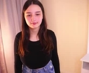 monacrover is a 18 year old female webcam sex model.