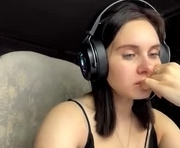 coco_charmel is a 18 year old female webcam sex model.