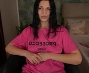 kamillavibes is a 19 year old female webcam sex model.