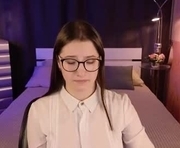 nicellyn is a 18 year old female webcam sex model.