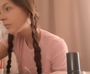 farahmantifel is a 18 year old female webcam sex model.