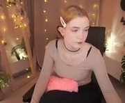 avaryder is a 18 year old female webcam sex model.