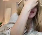 elixiirr is a 18 year old female webcam sex model.