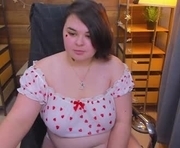 raydirin is a 19 year old female webcam sex model.