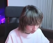 enanarnnet is a 18 year old male webcam sex model.