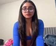 minalatinaof is a 18 year old female webcam sex model.