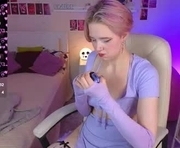 luna_son is a 18 year old female webcam sex model.