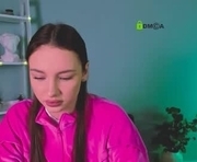 ellen_haze is a  year old female webcam sex model.