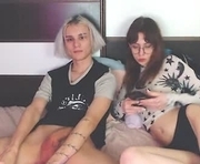 aqumaqqw is a 18 year old couple webcam sex model.