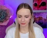 juliabrewwer is a 19 year old female webcam sex model.
