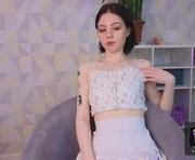 helloworldea is a 18 year old female webcam sex model.