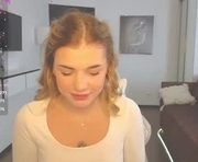 adri_dream is a 19 year old female webcam sex model.