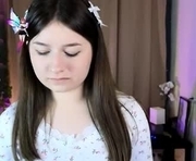 enny_kris is a 18 year old female webcam sex model.