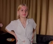 teneshachappie is a 18 year old female webcam sex model.