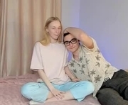 passionbond is a 18 year old couple webcam sex model.
