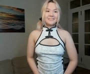 silvergloss is a 18 year old female webcam sex model.