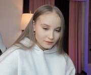 earthashyn is a 18 year old female webcam sex model.
