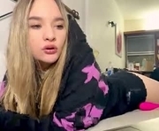 camii19y is a 18 year old female webcam sex model.