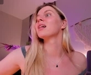 elizabethmad is a 19 year old female webcam sex model.